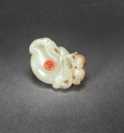 A WHITE AND RUSSET JADE FIGURE OF A THREE-LEGGED TOAD WITH POMEGRANATES - photo 2