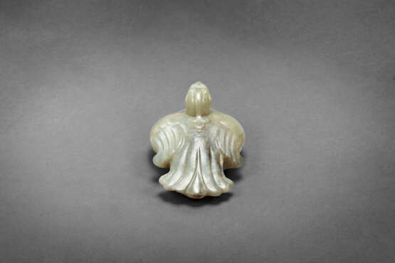 A VERY RARE AND IMPORTANT PALE GREENISH-WHITE AND GREY JADE FIGURE OF A RECUMBENT BIRD - Foto 3