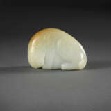 A SUPERB WHITE AND RUSSET JADE FIGURE OF A MYTHICAL BEAST - photo 1
