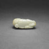A SUPERB WHITE AND RUSSET JADE FIGURE OF A MYTHICAL BEAST - photo 3