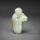 A RARE PALE GREENISH-WHITE AND RUSSET JADE FIGURE OF A TRIBUTE BEARER PRESENTING A JADE BOULDER - фото 1