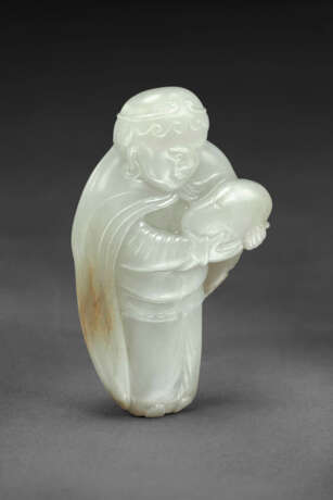 A RARE PALE GREENISH-WHITE AND RUSSET JADE FIGURE OF A TRIBUTE BEARER PRESENTING A JADE BOULDER - Foto 3