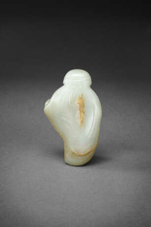 A RARE PALE GREENISH-WHITE AND RUSSET JADE FIGURE OF A TRIBUTE BEARER PRESENTING A JADE BOULDER - photo 2