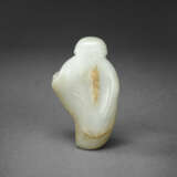 A RARE PALE GREENISH-WHITE AND RUSSET JADE FIGURE OF A TRIBUTE BEARER PRESENTING A JADE BOULDER - фото 2