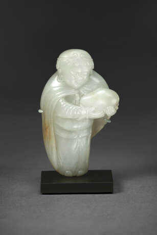 A RARE PALE GREENISH-WHITE AND RUSSET JADE FIGURE OF A TRIBUTE BEARER PRESENTING A JADE BOULDER - фото 4