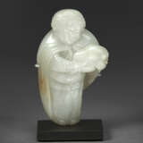 A RARE PALE GREENISH-WHITE AND RUSSET JADE FIGURE OF A TRIBUTE BEARER PRESENTING A JADE BOULDER - Foto 4