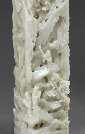 A WELL-CARVED PALE GREENISH-WHITE AND SPINACH-GREEN JADE INCENSE HOLDER AND COVER - photo 3