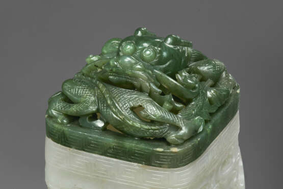 A WELL-CARVED PALE GREENISH-WHITE AND SPINACH-GREEN JADE INCENSE HOLDER AND COVER - photo 5