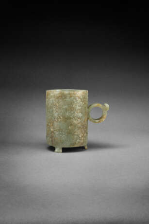A GREENISH-GREY AND RUSSET JADE ARCHAISTIC ZHI-FORM VESSEL - Foto 1