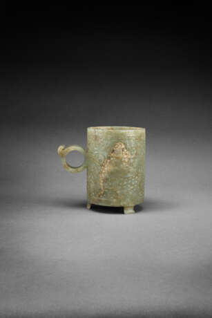 A GREENISH-GREY AND RUSSET JADE ARCHAISTIC ZHI-FORM VESSEL - photo 2
