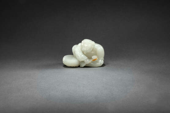 A FINELY CARVED WHITE JADE FIGURE OF A BOY WITH A DRUM - фото 1
