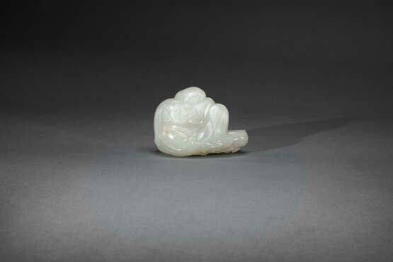 A FINELY CARVED WHITE JADE FIGURE OF A BOY WITH A DRUM - фото 2