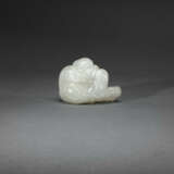 A FINELY CARVED WHITE JADE FIGURE OF A BOY WITH A DRUM - photo 2