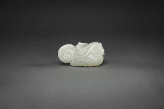 A FINELY CARVED WHITE JADE FIGURE OF A BOY WITH A DRUM - photo 3