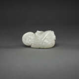 A FINELY CARVED WHITE JADE FIGURE OF A BOY WITH A DRUM - фото 3
