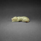 AN EXCEPTIONAL YELLOW JADE FIGURE OF A RECUMBENT HOUND - photo 1