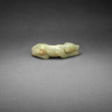 AN EXCEPTIONAL YELLOW JADE FIGURE OF A RECUMBENT HOUND - фото 2