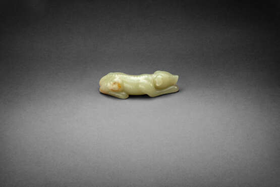AN EXCEPTIONAL YELLOW JADE FIGURE OF A RECUMBENT HOUND - photo 2