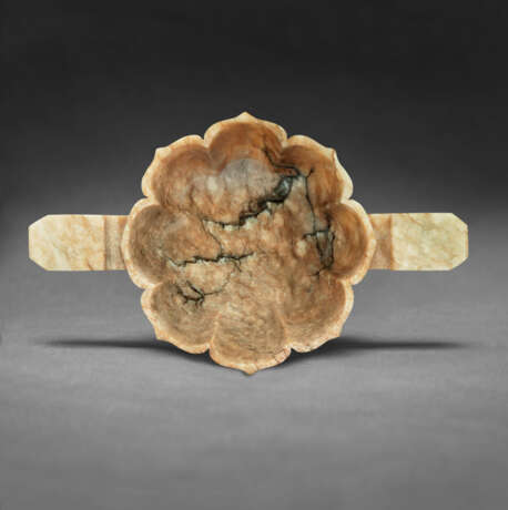 A MOTTLED BROWN JADE TWO-HANDLED BRACKET-LOBED CUP - photo 4