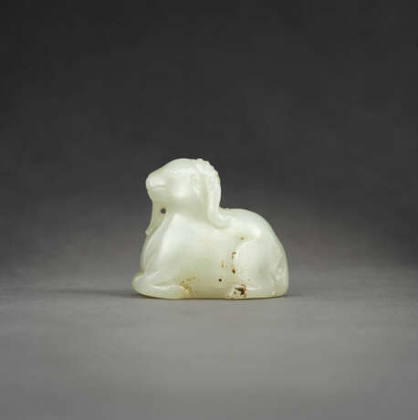 A WHITE JADE FIGURE OF A RECUMBENT RAM - Foto 2