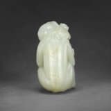 A SUPERB WHITE JADE CARVING OF TWO MONKEYS - Foto 3