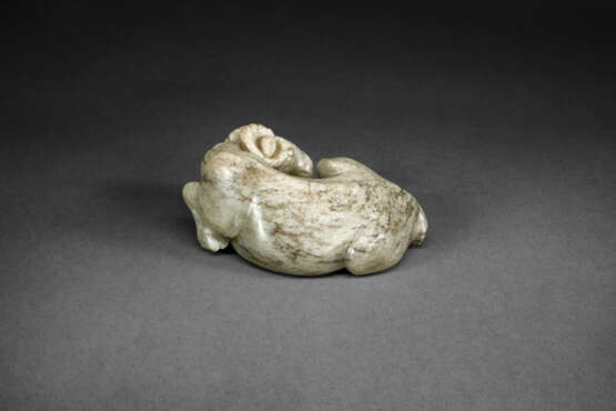 A MOTTLED PALE GREY JADE FIGURE OF A RECUMBENT IBEX - photo 2