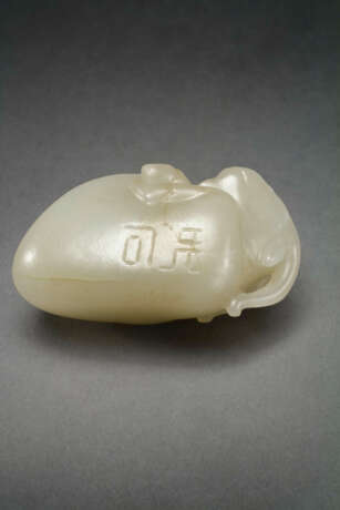 AN UNUSUAL INSCRIBED PALE YELLOWISH-GREEN JADE CARVING OF A RAM EMERGING FROM A PEBBLE - фото 3