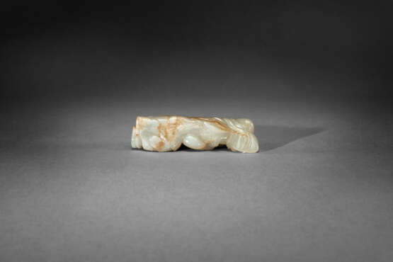 A PALE GREENISH-WHITE AND RUSSET JADE CARVING OF A BOY AND LOTUS - Foto 2