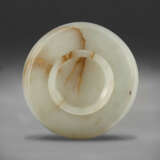 A RARE BEIGE AND RUSSET JADE FOOTED CUP - Foto 2