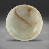 A RARE BEIGE AND RUSSET JADE FOOTED CUP - Foto 3