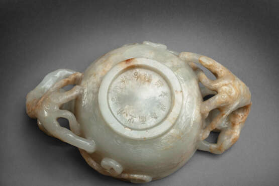 A PALE GREENISH-WHITE AND RUSSET JADE CUP WITH `CHILONG` HANDLES - фото 3