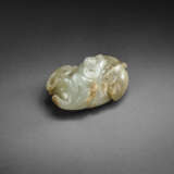 A WELL-CARVED MOTTLED GREEN AND BROWN JADE `BUFFALO AND BOY` GROUP - Foto 2
