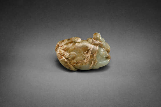 A WELL-CARVED MOTTLED GREEN AND BROWN JADE `BUFFALO AND BOY` GROUP - Foto 3