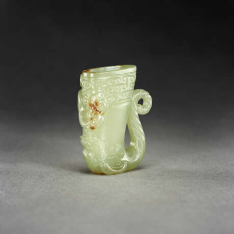 A RARE MINIATURE PALE YELLOWISH-GREEN AND RUSSET JADE RHYTON - Foto 1
