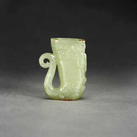 A RARE MINIATURE PALE YELLOWISH-GREEN AND RUSSET JADE RHYTON - фото 2