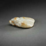 A RARE AND FINELY CARVED PALE GREENISH-WHITE AND RUSSET JADE `BIRD AND PEACH` GROUP - Foto 2