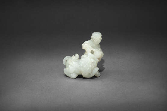 A WHITE JADE CARVING OF A FOREIGNER AND BUDDHIST LION - фото 1