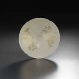 A VERY RARE SMALL GILT-DECORATED WHITE STONEWARE HEXALOBED BOWL - фото 1