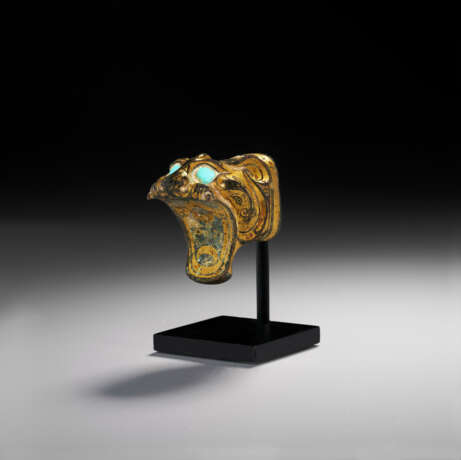A VERY RARE GOLD AND GLASS-INLAID BRONZE TIGER-HEAD-FORM FITTING - Foto 1