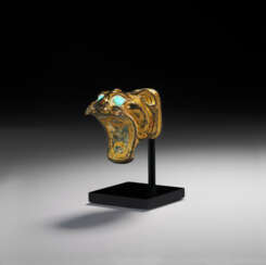 A VERY RARE GOLD AND GLASS-INLAID BRONZE TIGER-HEAD-FORM FITTING