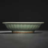 A SUPERB LONGQUAN CELADON `TWIN FISH` DISH - фото 2