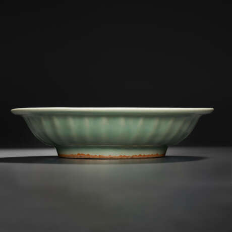 A SUPERB LONGQUAN CELADON `TWIN FISH` DISH - фото 2