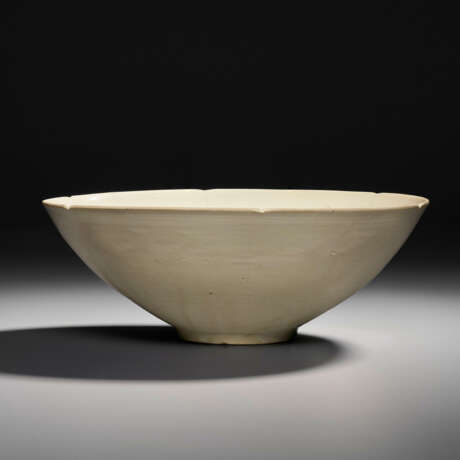 A LARGE CARVED DING HEXAFOIL BOWL - photo 3