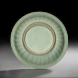 A SUPERB LONGQUAN CELADON `TWIN FISH` DISH - фото 3