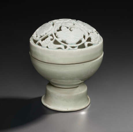 A RARE QINGBAI CENSER WITH RETICULATED COVER - Foto 2