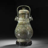 A BRONZE RITUAL WINE VESSEL AND COVER, YOU - Foto 2