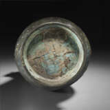 A BRONZE RITUAL WINE VESSEL AND COVER, YOU - Foto 4