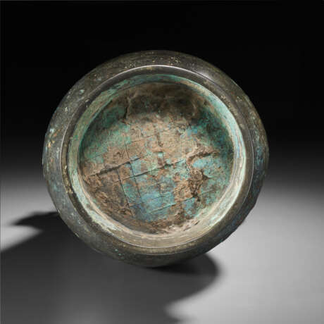 A BRONZE RITUAL WINE VESSEL AND COVER, YOU - фото 4