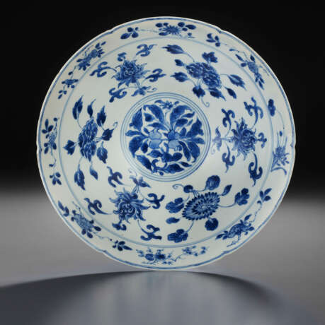A VERY RARE BLUE AND WHITE MING-STYLE HEXAFOIL BOWL - фото 1
