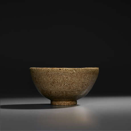 A MARBLE-VENEERED BOWL - фото 2